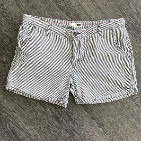 Sz32 Levi’s Seersucker Rolled Cuff Denim Shorts in GUC - Picture 1 of 7